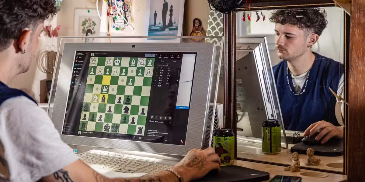 Depuis un certain nombre de mois, des auteurs de contenus ont réussi à faire face aux échecs en créant des vidéos pédagogiques ou humoristiques. Et le triomphe des échecs est évident. Il y a un succès présent et une augmentation constante du nombre de pratiquants. Zoom sur le triomphe des échecs.